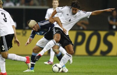 VIDEO » I se întîmplă şi lui! Messi a ratat un penalty în Germania - Argentina 1-3. Un fan a intrat pe teren să-i strîngă mîna