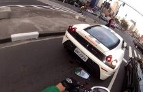 Video: Un motociclist o ia razna când întâlnește un Ferrari