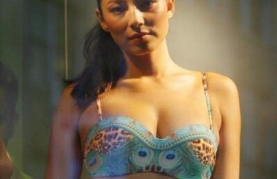 Cum se lanseaza colectiile de moda in Australia: o vitrina plina cu modele in costume de baie
