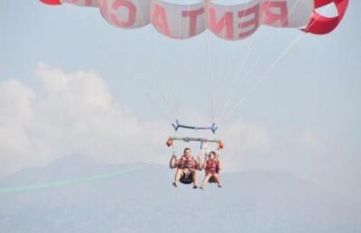 Ani Plumb adora sporturile nautice! Vezi cum s-a distrat la parasailing, in Creta!