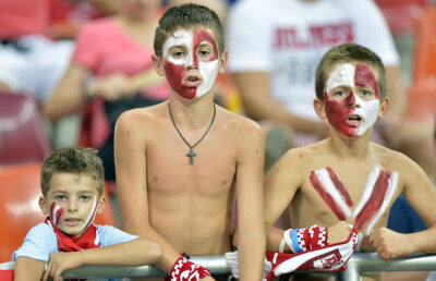 FOTO New Dinamo în tribune » 20.000 de fani au fost alături de "cîinii roşii" la meciul cu Metalist