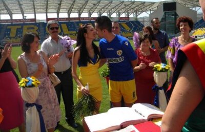 Nuntă pe Arena "lupilor" » Doi suporteri şi-au unit destinele chiar pe stadionul Petrolului