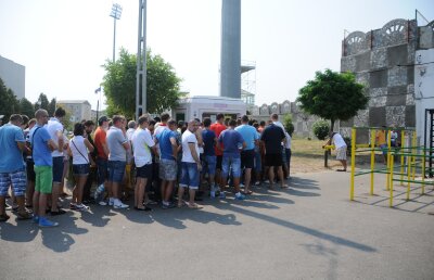 FOTO Coadă pentru tichetele la Vaslui-Steaua. Aici ai preţurile şi programul caselor de bilete