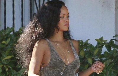 Ne place! Rihanna a revenit la look-ul care a facut-o celebra