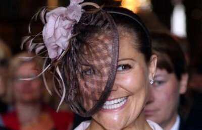 Printesa Victoria a Suediei adora accesoriile bizare. A purtat o palarie demna de Lady Gaga!