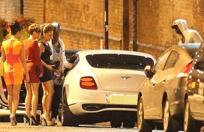 GALERIE FOTO Golgeterul nopţii » Balotelli, hat-trick de femei în Bentley-ul său  ;)