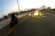 Video: Motocicliști accidentați de plăci de polistiren