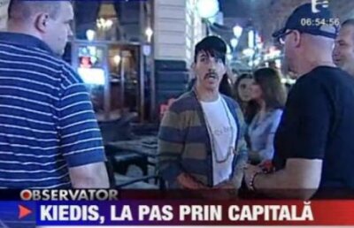 Anthony Kiedis, solistul Red Hot Chili Peppers, a luat aseara masa in Centrul Vechi, a semnat autografe si a stat de vorba cu fanii