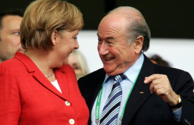 Sepp Blatter o ironizează pe Doamna de Fier a Germaniei: "Şi Merkel e tobă de fotbal!"