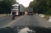 Video: La un pas de a fi spulberat de un TIR
