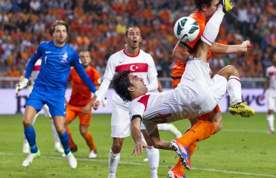 VIDEO Salvatorul Van Persie » Olanda debutează în preliminarii cu o victorie în faţa Turciei, scor 2-0
