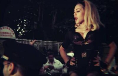 Din dragoste pentru Obama: Madonna si-a tatuat numele presedintelui pe spate