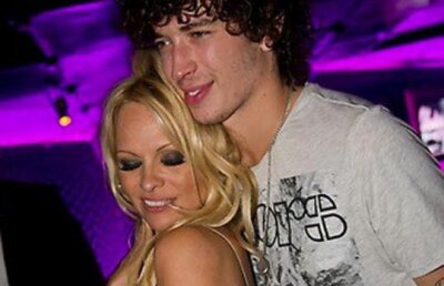 Pamela Anderson prefera barbatii tineri: noul sau iubit are 23 de ani!