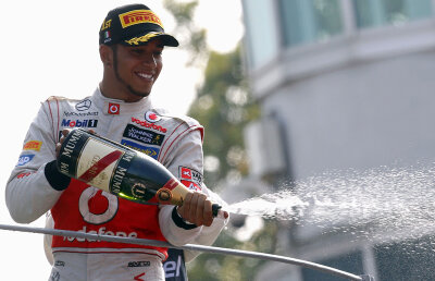 Lewis zîmbeşte » Hamilton s-a impus la Monza şi a întrat în cursa pentru titlul mondial