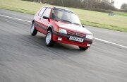Legende pe roți: Hammond conduce Peugeot 205 GTi