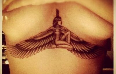 Rihanna si-a facut un tatuaj urias, intr-o zona inedita. Vezi cum arata si ce simbolizeaza!
