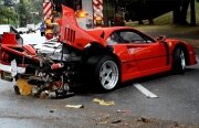 Ferrari F40 distrus într-un accident pe ploaie