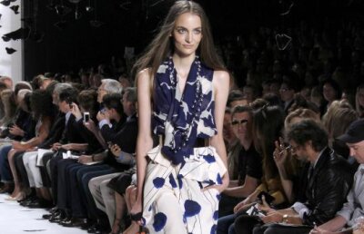 Diane von Furstenberg mizeaza pe suprapuneri si imprimeuri grafice pentru o primavara exuberanta 2013