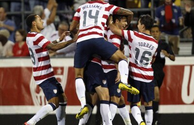 VIDEO Americanii nu ştiu fotbal? O să vă răzgîndiţi după golul lui Herculez Gomez