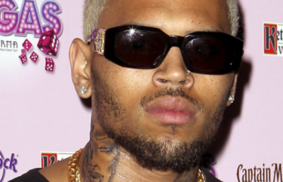 Chris Brown si-a tatuat chipul Rihanei pe gat