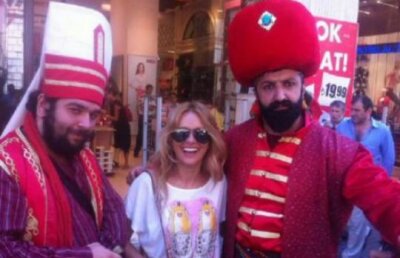 Simona Gherghe s-a pozat cu sultanii!