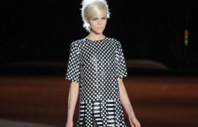 Marc Jacobs pentru primavara 2013: dungi, coafuri retro si rochii cu talie joasa