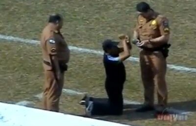 VIDEO Un antrenor disperat s-a rugat să fie încătuşat chiar pe teren :O