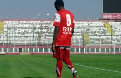 Alvarez naşte suspiciuni » Hondurianul adus ca o mare vedetă la Dinamo ar putea pleca la iarnă