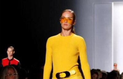 Michael Kors recomanda tinute de primavara intr-o singura culoare, preferabil una puternica 