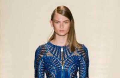 Herve Leger propune rochii mulate din macrame, in nuanta albastrului electric pentru primavara 2013