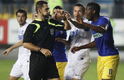 VIDEO Faze controversate la Petrolul - Pandurii » Gol anulat aiurea, "roşu" discutabil