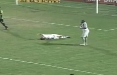 VIDEO I-a dat decisiva » Un atacant brazilian a fost făcut knockout de intervenţia criminală a portarului advers