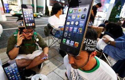 Iphone 5 dezlanţuit: Fanii Apple din întreaga lume au pus mana pe noul model de telefon