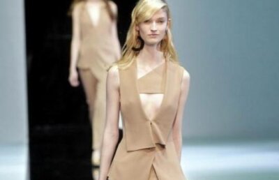 Decolteuri indraznete de la Armani, la Saptamana Modei de la Milano