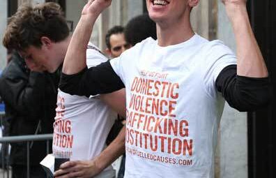 iPhone 5: primii cumpărători, primele probleme