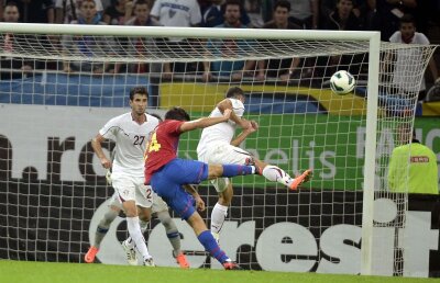 Citeşte DOAR în ediţia tipărită un reportaj inedit de la derby-ul Steaua - Rapid: o repriză pe stadion, una în faţa televizorului