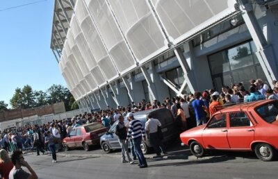 Nebunie la Ploieşti! Suporterii Petrolului se înghesuie la casele pentru a fi prezenţi cu Steaua