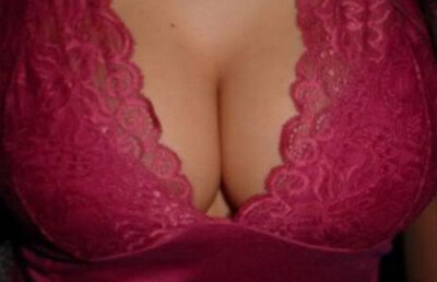 De ce bărbaţii heterosexuali sunt atraşi de sâni? Vezi care sunt explicaţiile ştiinţifice