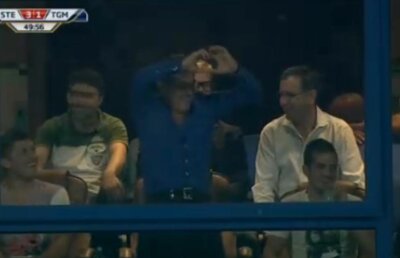 FOTO Gigi Becali a făcut show în lojă » Inimioare pentru Costea :D