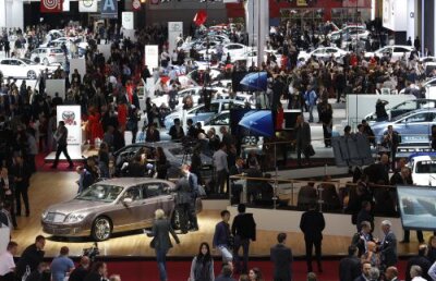 FOTO Expoziţie de criză la Salonul Auto de la Paris