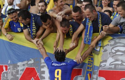 FOTO 5 poze INCREDIBILE care arata nebunia "lupilor galbeni"