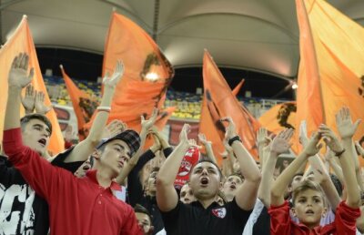 FOTO Ultras pentru o zi » Florentin Petre a urmărit meciul cu Pandurii din Peluza "Cătălin Hîldan"