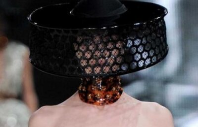 Noua colectie Alexander McQueen, inspirata de albine si faguri de miere 