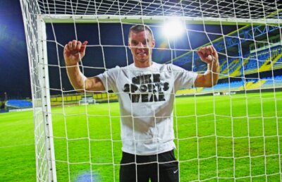 Întîlnire de gradul 0 » Bud faţă-n faţă cu jucătorul care l-a trimis un an pe tuşă!