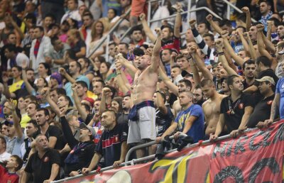 FOTO Uniţi împotriva rasismului » Ce mesaj au afişat jucătorii de la Steaua şi CFR Cluj înainte de meci