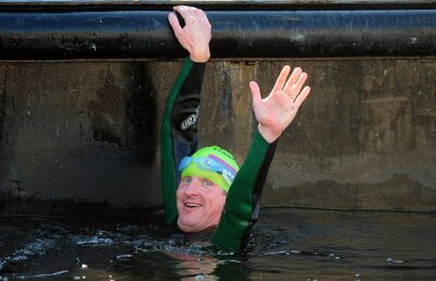 A pierdut şi a traversat rîul! » Cum a plătit un ziarist pariul pus cu fanii lui Newcastle