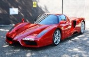 Jenson Button scoate un Ferrari Enzo la licitaţie 