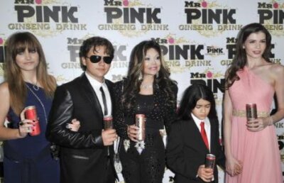 Monica Gabor, de mana cu fiul lui Michael Jackson, la lansarea energizantului Mr. Pink