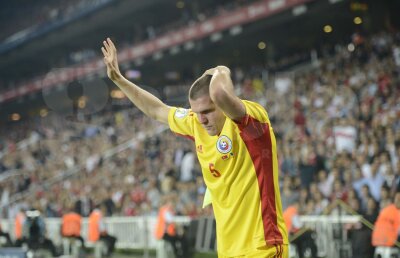 FOTO Fanii turci şi-au dat în petic » Bourceanu a fost lovit de un obiect aruncat din tribune!