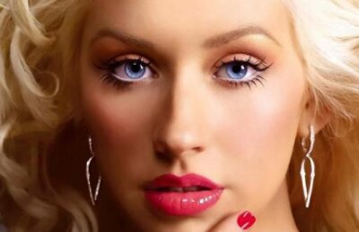 Christina Aguilera: "Pe scena imbratisez sexualitatea, iar acasa joc rolul de mama"
